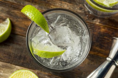 Limonlu alkollü cin ve tonik ferahlatıcı