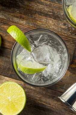 Limonlu alkollü cin ve tonik ferahlatıcı
