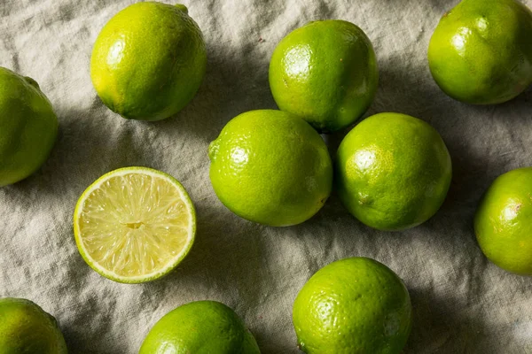 Органические Зеленые Лимоны Нарезать Пучком — стоковое фото