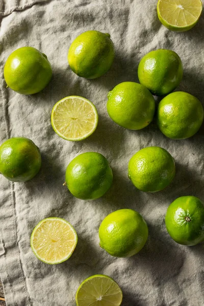 Råa Ekologiska Gröna Lime Ett Gäng — Stockfoto