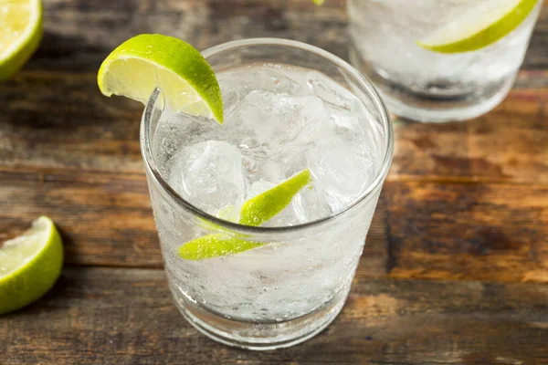 Erfrischender Boozy Gin Und Tonic Mit Limette — Stockfoto