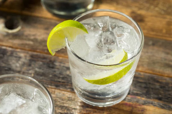 Orzeźwiający Boozy Gin Tonik Limonką — Zdjęcie stockowe