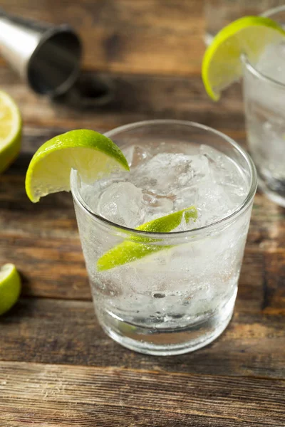 Orzeźwiający Boozy Gin Tonik Limonką — Zdjęcie stockowe
