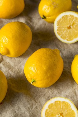 Bir demet çiğ organik sarı limon