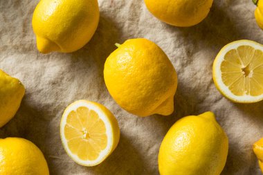 Bir demet çiğ organik sarı limon