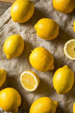 Bir demet çiğ organik sarı limon