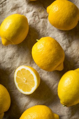 Bir demet çiğ organik sarı limon
