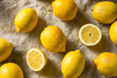 Bir demet çiğ organik sarı limon
