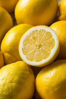 Bir demet çiğ organik sarı limon