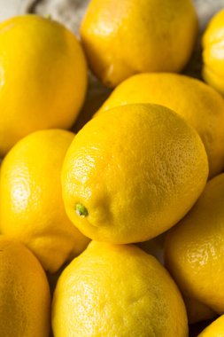 Bir demet çiğ organik sarı limon