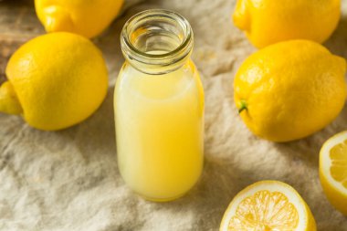 Çiğ Organik Taze Limon Suyu Kullanmaya Hazır