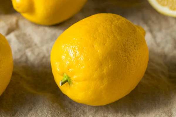 Limones Amarillos Orgánicos Crudos Racimo —  Fotos de Stock