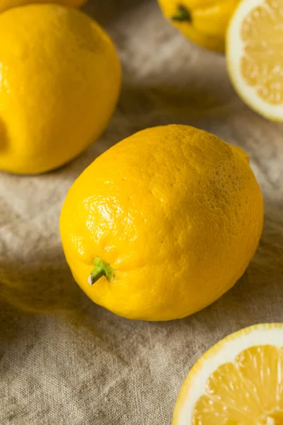 Желтые Лимоны Пучке — стоковое фото