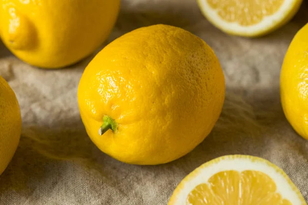 Limones Amarillos Orgánicos Crudos Racimo — Foto de Stock