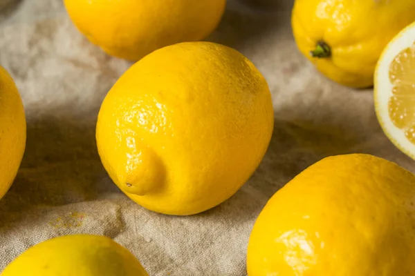 Limones Amarillos Orgánicos Crudos Racimo —  Fotos de Stock