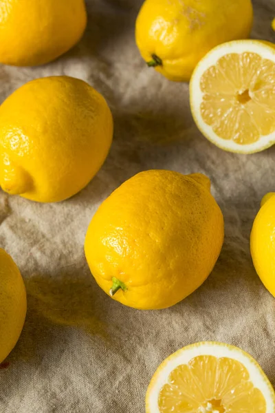 Bir Demet Çiğ Organik Sarı Limon — Stok fotoğraf