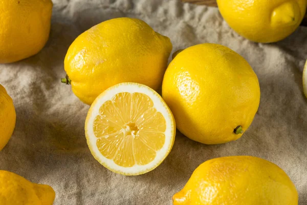 Limones Amarillos Orgánicos Crudos Racimo — Foto de Stock