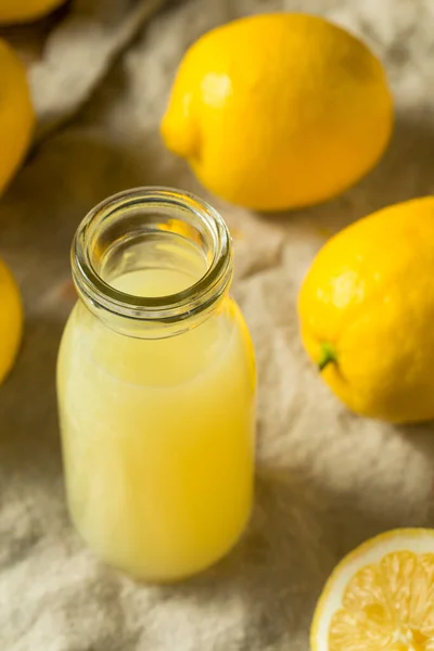 Zumo Limón Fresco Orgánico Crudo Listo Para Usar —  Fotos de Stock