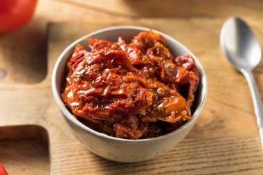 Çiğ organik kurutulmuş domatesler kasede