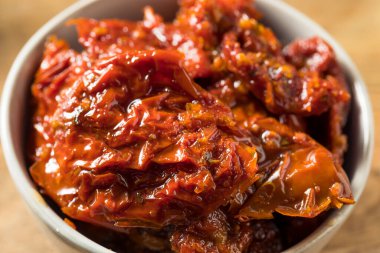 Çiğ organik kurutulmuş domatesler kasede