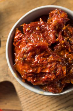 Çiğ organik kurutulmuş domatesler kasede