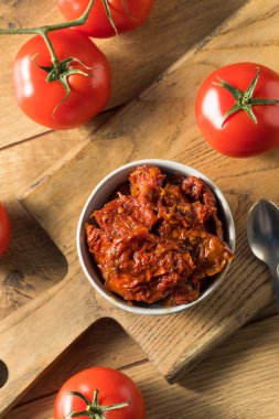 Çiğ organik kurutulmuş domatesler kasede