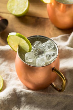 Zencefilli bira ve limonlu ev yapımı Votka Moskova Katırı