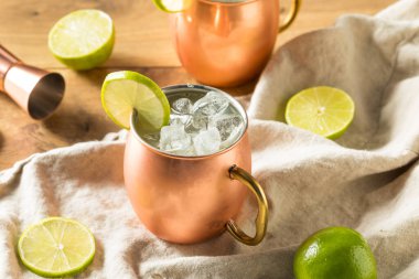 Zencefilli bira ve limonlu ev yapımı Votka Moskova Katırı