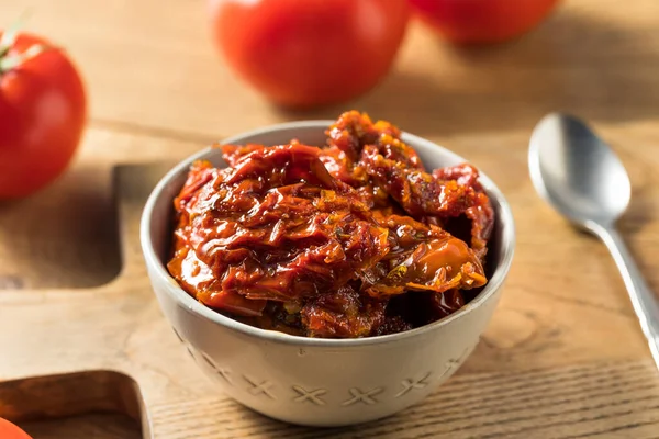 Rauwe Biologische Zongedroogde Tomaten Een Schaal — Stockfoto