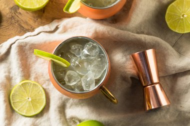 Zencefilli bira ve limonlu ev yapımı Votka Moskova Katırı