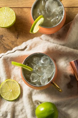 Zencefilli bira ve limonlu ev yapımı Votka Moskova Katırı