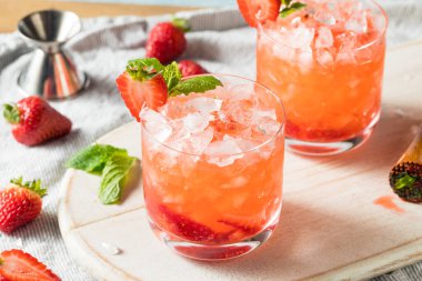 Ev yapımı Ayyaş Çilek Nane Ezmesi Cin 'li Kokteyl