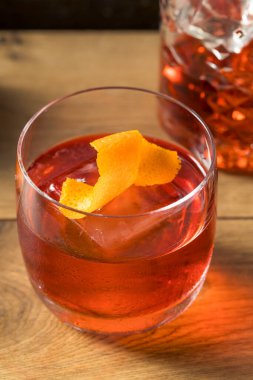 Ayyaş Cin Negroni Kokteyli ve Turuncu Garnitür