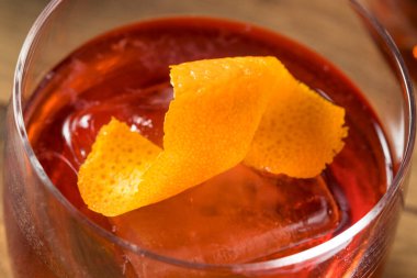 Ayyaş Cin Negroni Kokteyli ve Turuncu Garnitür