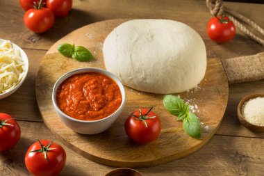 Taze Organik Basil Domates Pizzası Sosu Kullanmaya Hazır