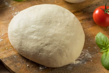 Ev yapımı PIzza Hamuru ve Basil 'li İçindekiler