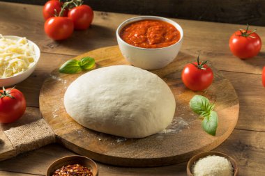 Ev yapımı PIzza Hamuru ve Basil 'li İçindekiler