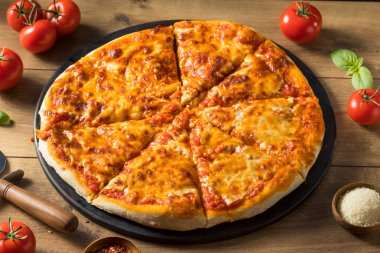 Sıcak ev yapımı İtalyan peynirli pizza yemeye hazır.