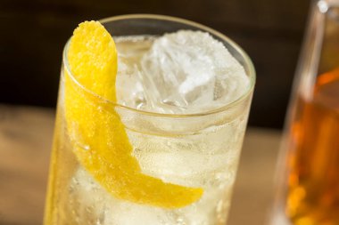 Limonlu Alkolik Viski ve Soda