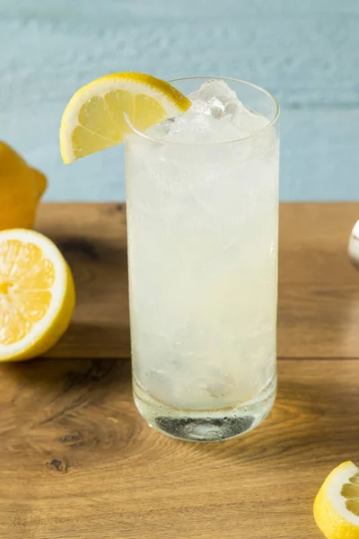 Refrescante Gin Tom Collins Cocktail Com Limão — Fotografia de Stock