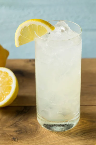 Erfrischender Gin Tom Collins Cocktail Mit Zitrone — Stockfoto