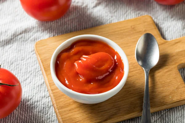 Süßes Bio Ketchup Mit Roten Tomaten Einer Schüssel — Stockfoto