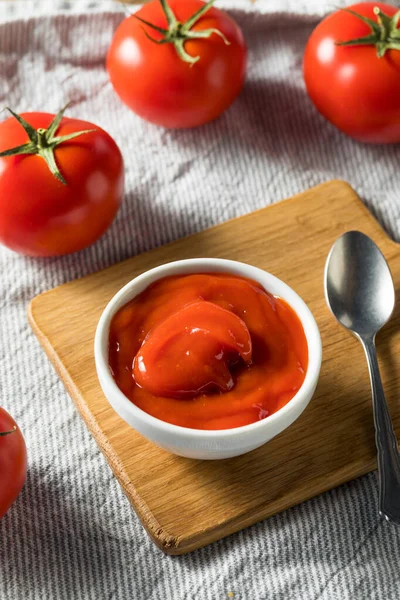 Süßes Bio Ketchup Mit Roten Tomaten Einer Schüssel — Stockfoto