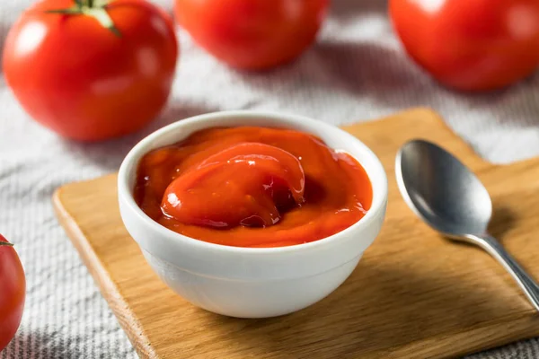 Süßes Bio Ketchup Mit Roten Tomaten Einer Schüssel — Stockfoto