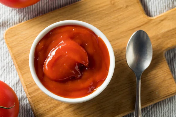 Édes Bio Piros Paradicsom Ketchup Egy Tálban — Stock Fotó