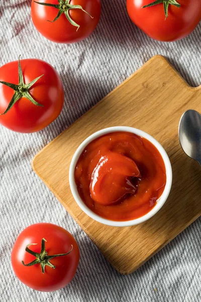 Sladké Organické Červené Rajče Kečup Míse — Stock fotografie