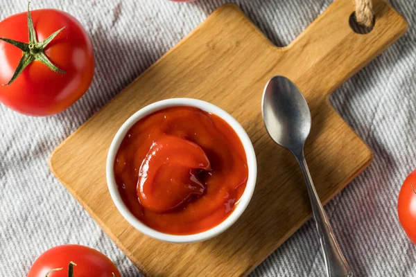 Søde Økologiske Røde Tomater Ketchup Skål - Stock-foto