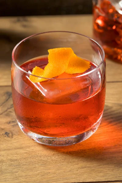 Rinfrescante Gin Negroni Cocktail Alcolico Con Guarnitura Arancione — Foto Stock