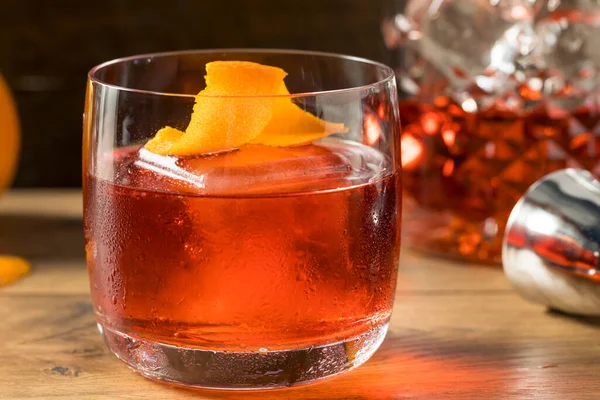 Δροσιστικό Boozy Gin Negroni Cocktail Πορτοκαλί Γαρνιτούρα — Φωτογραφία Αρχείου