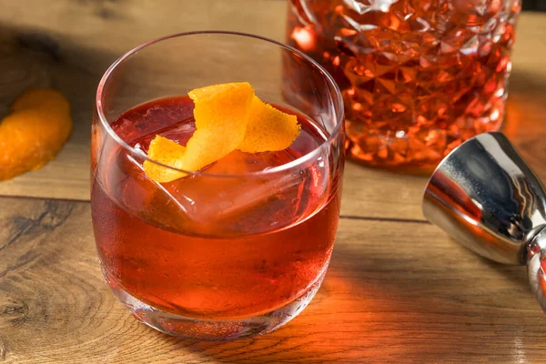 Verfrissende Boozy Gin Negroni Cocktail Met Oranje Garnering — Stockfoto